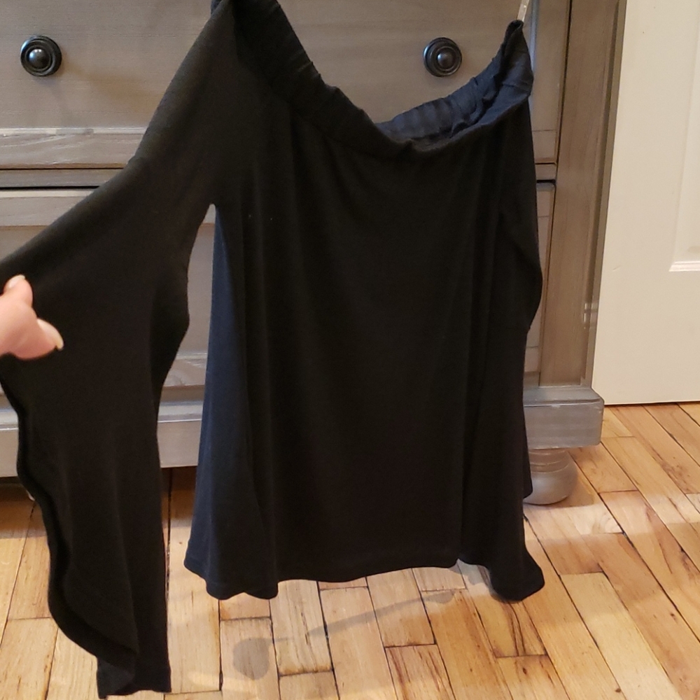 Off the shoulder 70's flare sleeve